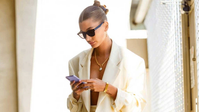 To μακιγιάζ της Hailey Bieber που θέλουμε να αντιγράψουμε αυτό το φθινόπωρο