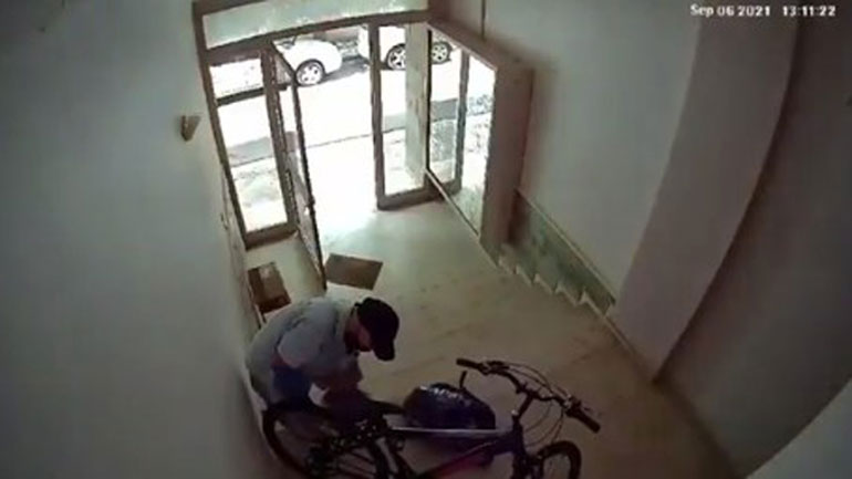 Άγιος Δημήτριος: Κάμερα ασφαλείας κατέγραψε κλέφτη ποδηλάτων εν δράσει