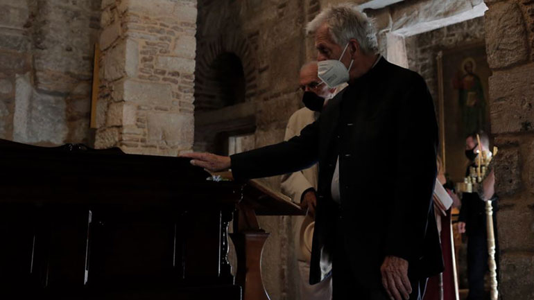 Ο Κώστας Γαβράς και ο Βασίλης Βασιλικός αποχαιρέτησαν τον Μίκη Θεοδωράκη