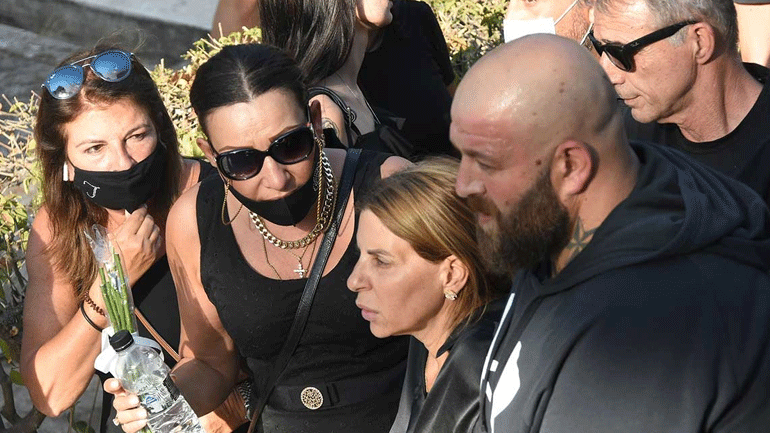 Συγκλόνισαν τα λόγια της μητέρας του Mad Clip: «Λίγο ακόμη! Γιατί αγόρι μου να φύγεις;»