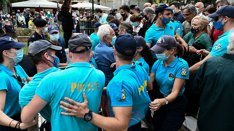 Ένταση στο λαϊκό προσκύνημα της σορού του Μίκη Θεοδωράκη – Πολίτες έσπασαν το μπλόκο της αστυνομίας