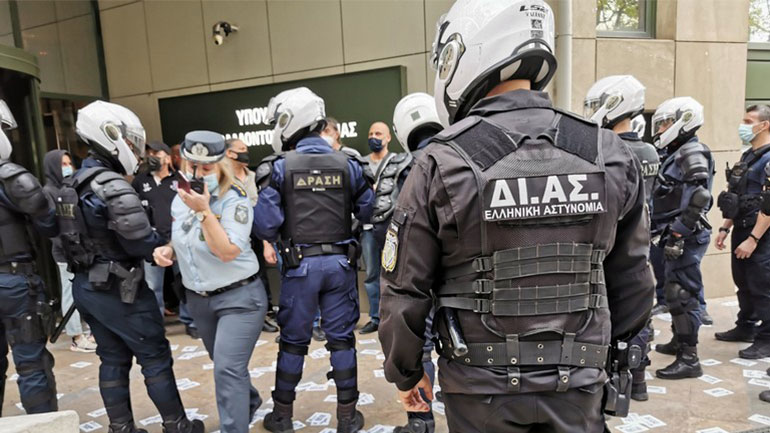 Εισβολή του «Ρουβίκωνα» στο υπουργείο Περιβάλλοντος και Ενέργειας