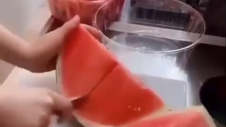 Πώς θα κόψεις εύκολα ένα καρπούζι