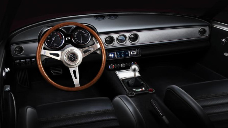 Λιτό το εσωτερικό με πολλές μοντέρνες πινελιές.