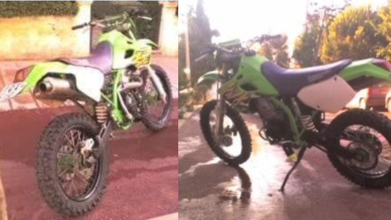 Το Kawasaki KLX του ήταν σε μια γωνιά στο γκαράζ του.