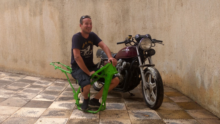 Χαμογελαστός και πάντα με χιούμορ ο Γιώργος προσεγγίζει τη ζωή με τον σωστό τρόπο.