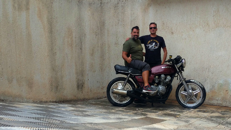 Και με γυαλιά ηλίου ως γνήσιος παλιός raver!