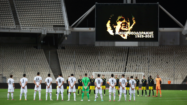 Πριν την έναρξη του αγώνα οι δύο ομάδες τίμησαν τη μνήμη του Μίκη Θοεδωράκη