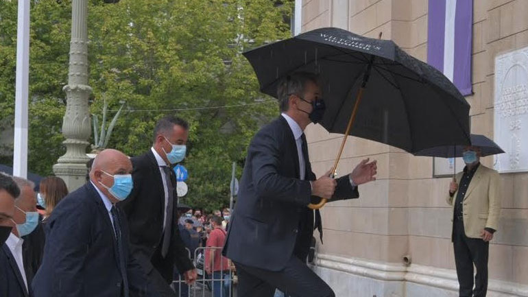 Γιουχαΐσματα και έντονα συνθήματα κατά του Μητσοτάκη στη Μητρόπολη