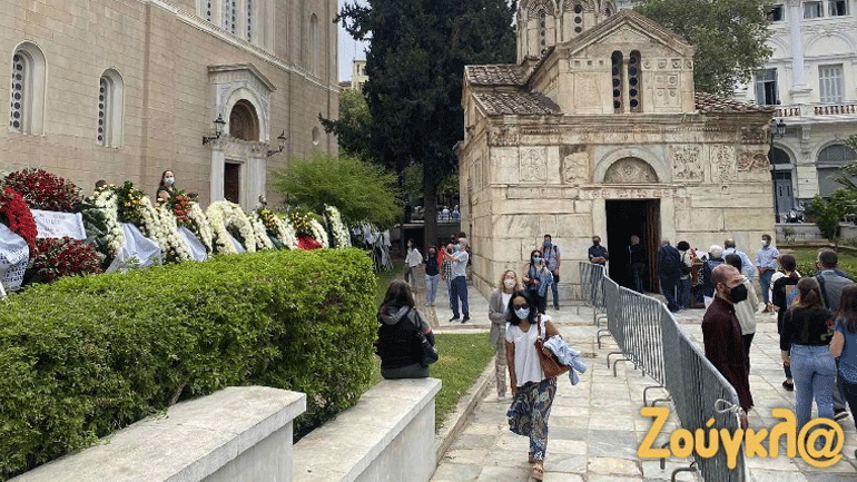 Κοσμοσυρροή στη Μητρόπολη Αθηνών για το τελευταίο «αντίο» στον μεγάλο Έλληνα