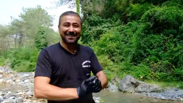 Σεφ μαγειρεύει δίπλα σε ποτάμι