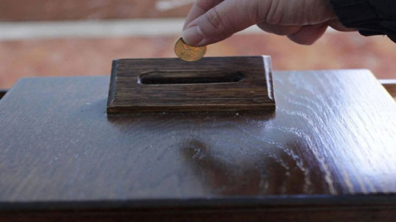 Αμαλιάδα: Συνελήφθη 17χρονη που προσπάθησε να κλέψει παγκάρι εκκλησίας