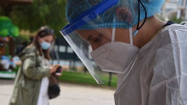 Στα 10 ευρώ το πλαφόν στην τιμή των rapid test