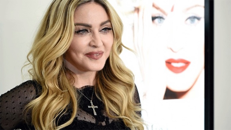 Η Madonna στα 63 της χρόνια ποζάρει topless