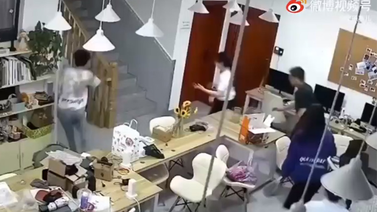 Άνδρας αντιδρά διαφορετικά στον σεισμό (Κίνα)