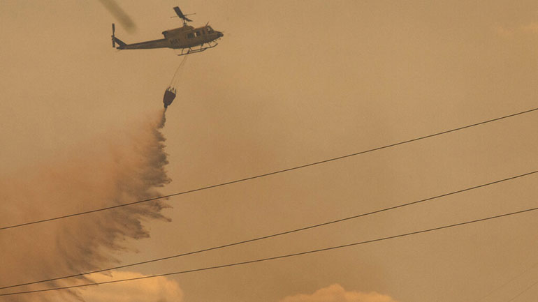 Ισπανία: Οι ισχυροί άνεμοι και οι υψηλές θερμοκρασίες ενισχύουν την πυρκαγιά κοντά σε θέρετρο στα νότια της χώρας