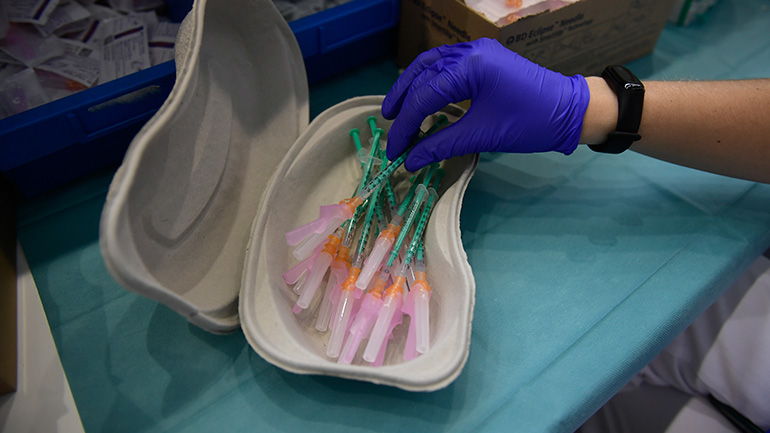 Γαλλία: Διαμάχη για τη χορήγηση τρίτης δόσης εμβολίου κατά της Covid-19 σε όλους Γαλλία: Διαμάχη για τη χορήγηση τρίτης δόσης εμβολίου κατά της Covid-19 σε όλους