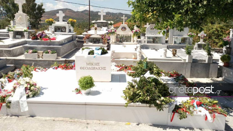 Απλή και επιβλητική η αιώνια κατοικία του Μίκη Θεοδωράκη