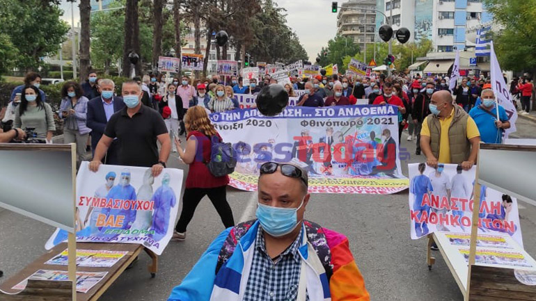 Πορεία υγειονομικών κατά του υποχρεωτικού εμβολιασμού στη Θεσσαλονίκη