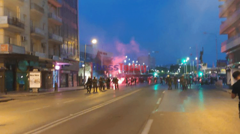 Ένταση μεταξύ αντιεξουσιαστών-αστυνομικών στην Καμάρα – Πέταξαν κροτίδες και πέτρες