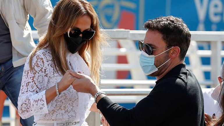 Η Jennifer Lopez και ο Ben Affleck φτάνουν στη Βενετία και μαγνητίζουν τα βλέμματα!