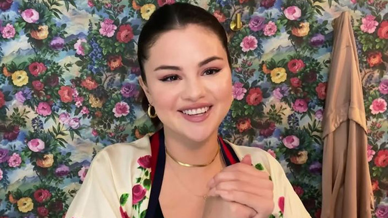 Η Selena Gomez μας δείχνει βήμα – βήμα το αγαπημένο της make up look για τις βραδινές της εμφανίσεις