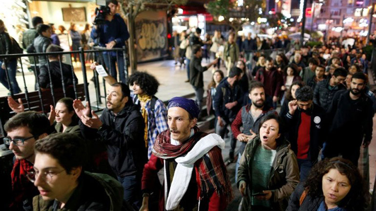 Διαδήλωση στην Κωνσταντινούπολη κατά του εμβολιασμού και των υποχρεωτικών μέτρων