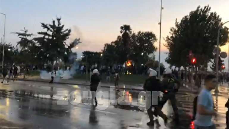 Επεισόδια στη ΔΕΘ σε συγκέντρωση πολιτών κατά του υποχρεωτικού εμβολιασμού