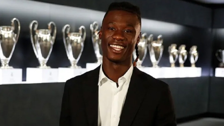 Ρατσιστικό σχόλιο Ισπανίδας δημοσιογράφου για τον Καμαβινγκά: «Είναι πιο μαύρος και από το κοστούμι του»