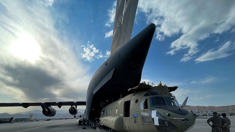 Αφγανοί πιλότοι που είχαν καταφύγει στο Ουζμπεκιστάν αναχωρούν για τα Εμιράτα