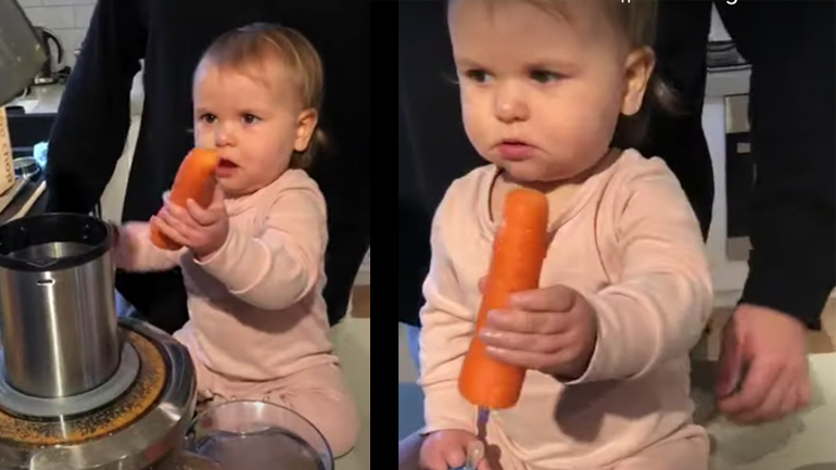 Μωρό φτιάχνει χυμό καρότου