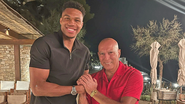 Ο Γιάννης Αντετοκούνμπο μαζί με τον Νίκο Γκάλη