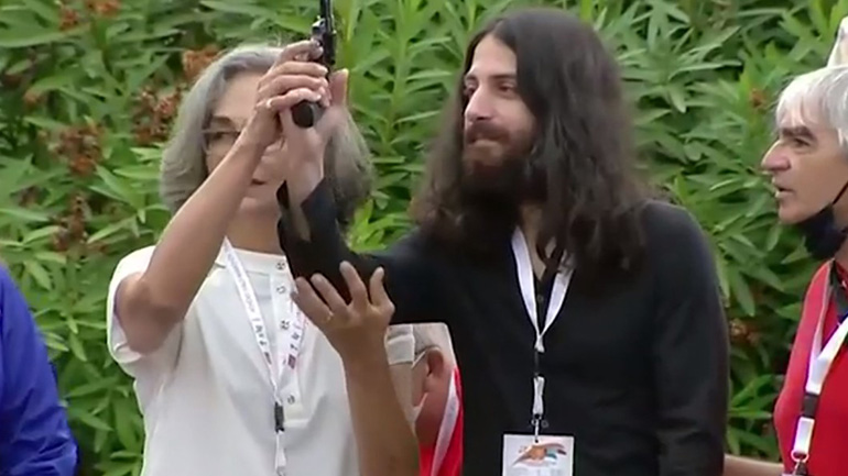 Ημιμαραθώνιος της Αθήνας: Ο εγγονός του Μίκη Θεοδωράκη έδωσε την εκκίνηση Ημιμαραθώνιος της Αθήνας: Ο εγγονός του Μίκη Θεοδωράκη έδωσε την εκκίνηση