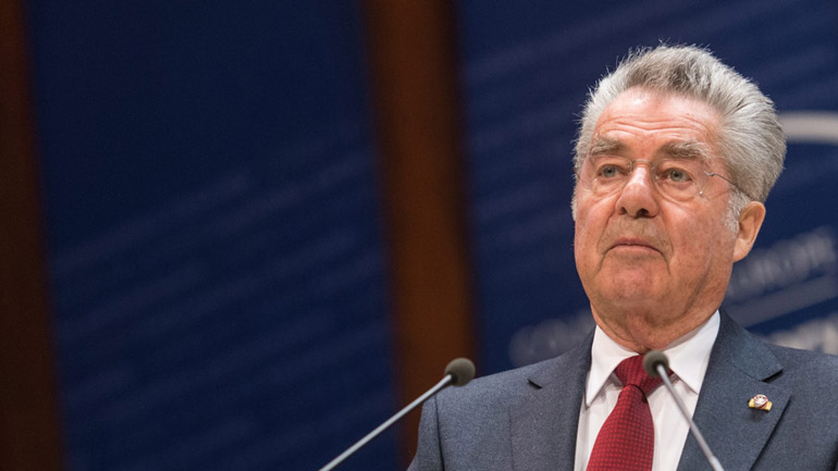 Ο πρώην ομοσπονδιακός πρόεδρος της Αυστρίας Χάιντς Φίσερ καταγγέλλει τις απελάσεις Αφγανών