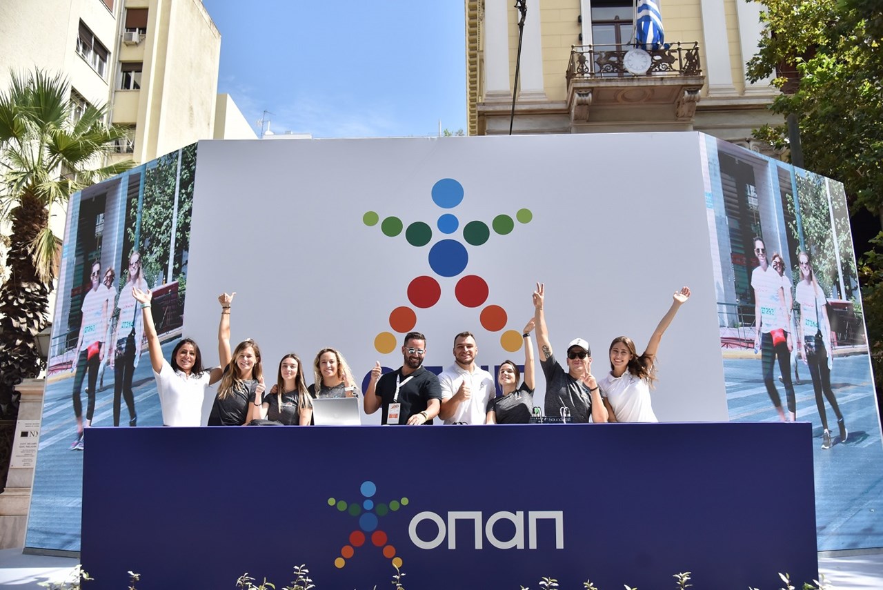 Μέλη της ΟΠΑΠ Running Team εμψυχώνουν τους υπόλοιπους συμμετέχοντες