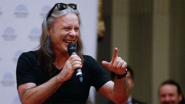 Μπρους Ντίκινσον: «Πρέπει όλοι να εμβολιαστούν»