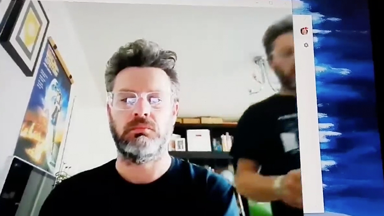 Σέρβιρε τσάι στον εαυτό του