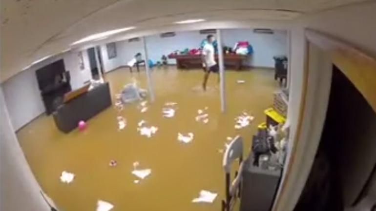 Πλημμύρα γκρεμίζει τον τοίχο ενός σπιτιού (Νέα Υόρκη)