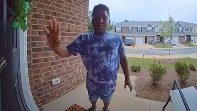 Nεαρός πιάνεται επ’ αυτοφώρω να κλέβει ένα δέμα