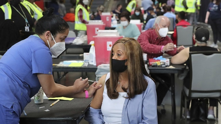 Νέα Υόρκη: Δικαστής μπλόκαρε προσωρινά τον υποχρεωτικό εμβολιασμό των εργαζομένων στον υγειονομικό τομέα