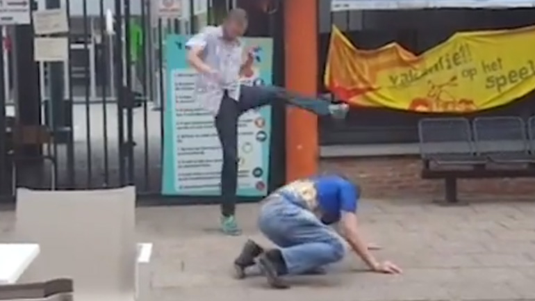 Δύο μεθυσμένοι θέλουν να παίξουν ξύλο