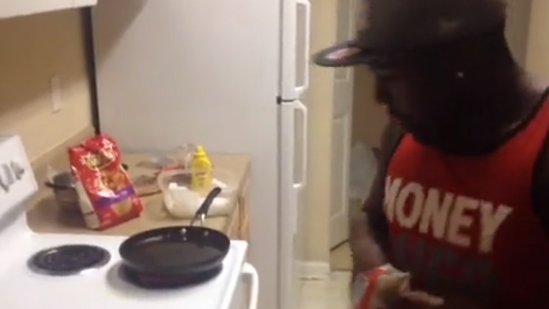 Όταν ρίχνεις τις πατάτες στο καυτό λάδι