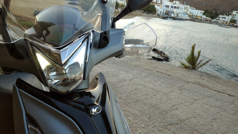 Φωτιστικά σώματα LED τόσο εμπρός όσο και πίσω.