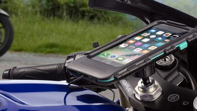 Η Apple προτρέπει τους κατόχους iPhone να μην τα συνδέουν με τη μοτοσικλέτα τους