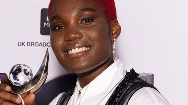 H Arlo Parks κέρδισε το βραβείο Hyundai Mercury του 2021 για το άλμπουμ της «Collapsed In Sunbeams»