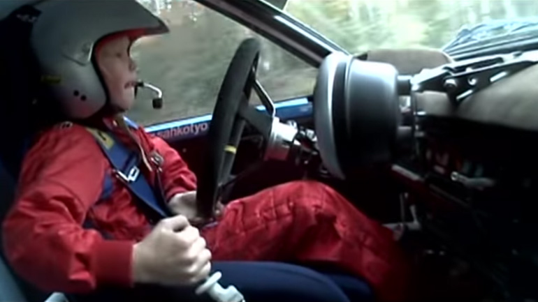 O μπαμπάς του του είχε φτιάξει ειδικό κάθισμα για να φτάνει το τιμόνι και τα πεντάλ.