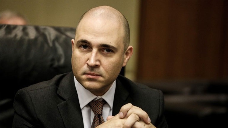 Ο Κωνσταντίνος Μπογδάνος εξακολουθεί να ρυπαίνει το ελληνικό κοινοβούλιο