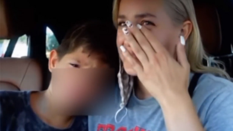 YouTuber ζητά από τον γιο της να κλάψει μπροστά στην κάμερα για τις προβολές