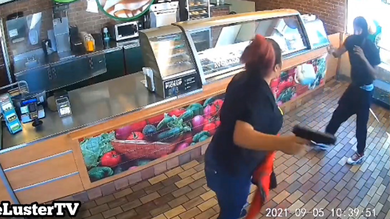 Γυναίκα αφοπλίζει ληστή