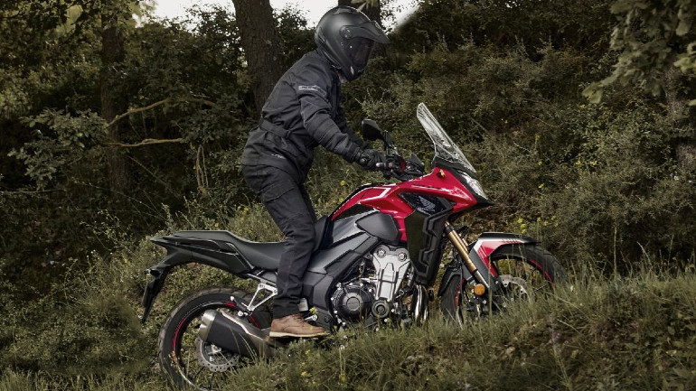 Ικανό για πολλαπλές περιπέτειες είναι το ανανεωμένο Honda CB500X.